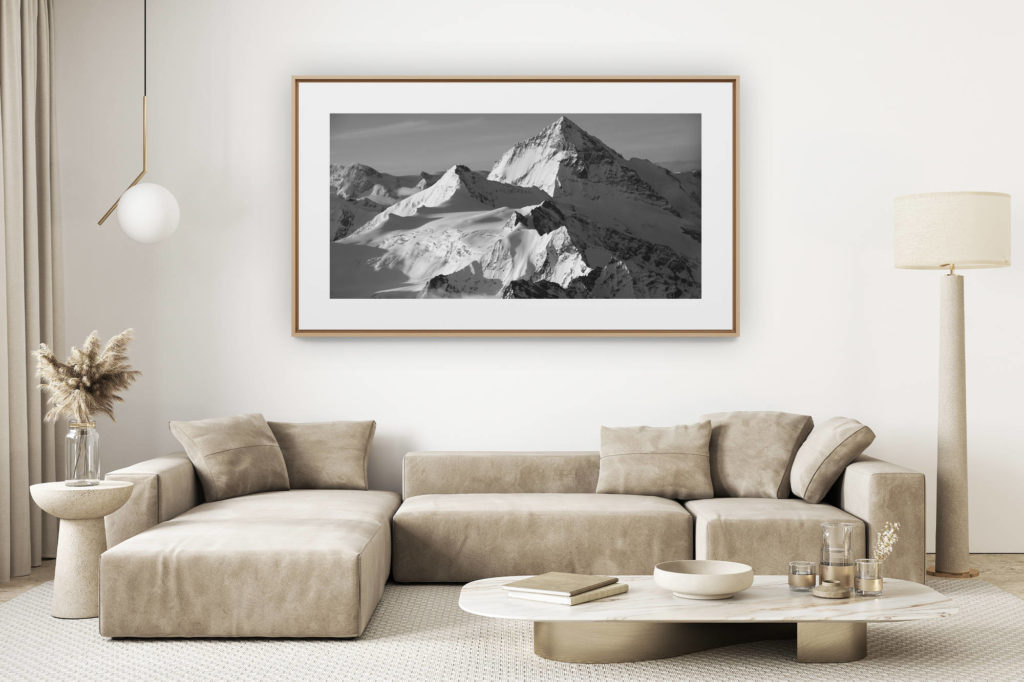dekoration renoviertes helles Wohnzimmer - großformatiges Bergfoto - Bergpanorama des schneebedeckten Gipfels der Dent Blanche im Sonnenschein - Grand Cornier - der Tsa-Grat des Ano - Pointes de Mourtis - Pointe de Bricola
