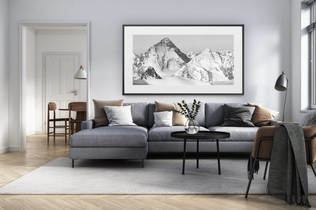 Innendekoration renoviertes Wohnzimmer Schweiz - Panorama-Alpenfoto im Großformat - Dent Blanche - Grand Cornier - Schweizer Berggipfelfoto in Schwarz-Weiß in den Alpen vom Val d&#039;Anniviers aus.