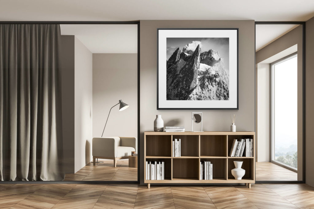 décoration chalet exclusif - tirage photo grand format - La Dent du Géant - photo massif mont blanc en noir et blanc et des sommets des Grandes Jorasses dans les Alpes