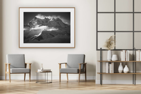 décoration intérieur moderne avec photo de montagne noir et blanc grand format - Lever de soleil sur la montagne des Dent du Midi - Photo noir et blanc du soleil en montagne dans les Alpes Vaudoises et portes du soleil - montagne photo - photo montagne grand format - cadre photo montagne noir et blanc - photo montagne alpes