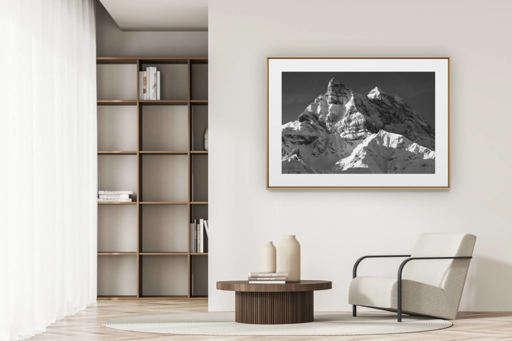 déco tendance salon moderne - photo montagne noir et blanc grand format - Dents du Midi - image paysage de montagne - Rayons de soleil sur le massif montagneux des Alpes en Suisse