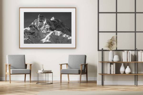 décoration intérieur moderne avec photo de montagne noir et blanc grand format - Dents du Midi - image paysage de montagne - Rayons de soleil sur le massif montagneux des Alpes en Suisse