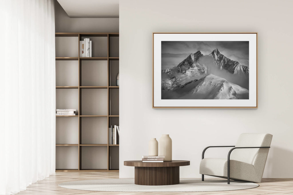 déco tendance salon moderne - photo montagne noir et blanc grand format - Image de brouillard en montagne enneigée à Zermatt Saas Fee dans les Alpes Valaisannes - Dom - Taschhorn