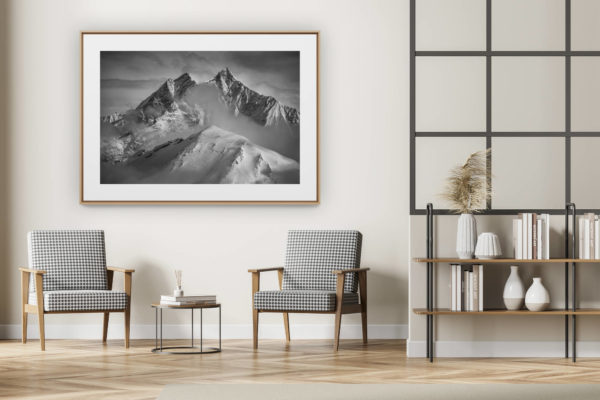 décoration intérieur moderne avec photo de montagne noir et blanc grand format - Image de brouillard en montagne enneigée à Zermatt Saas Fee dans les Alpes Valaisannes - Dom - Taschhorn