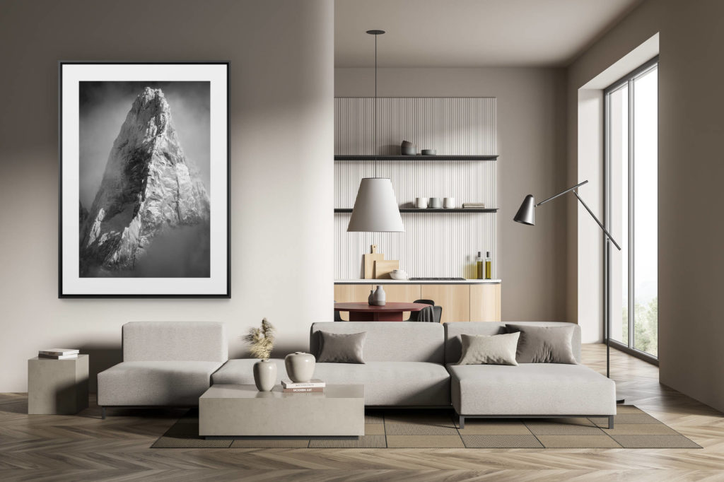 déco tendance salon moderne - photo montagne noir et blanc grand format - Photo noir et blanc des Drus Chamonix - Sommet des Drus après une tempète de neige qui sort de la mer de nuages