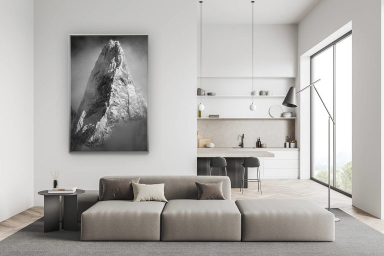 décoration salon suisse moderne - déco montagne photo grand format - Photo noir et blanc des Drus Chamonix - Sommet des Drus après une tempète de neige qui sort de la mer de nuages