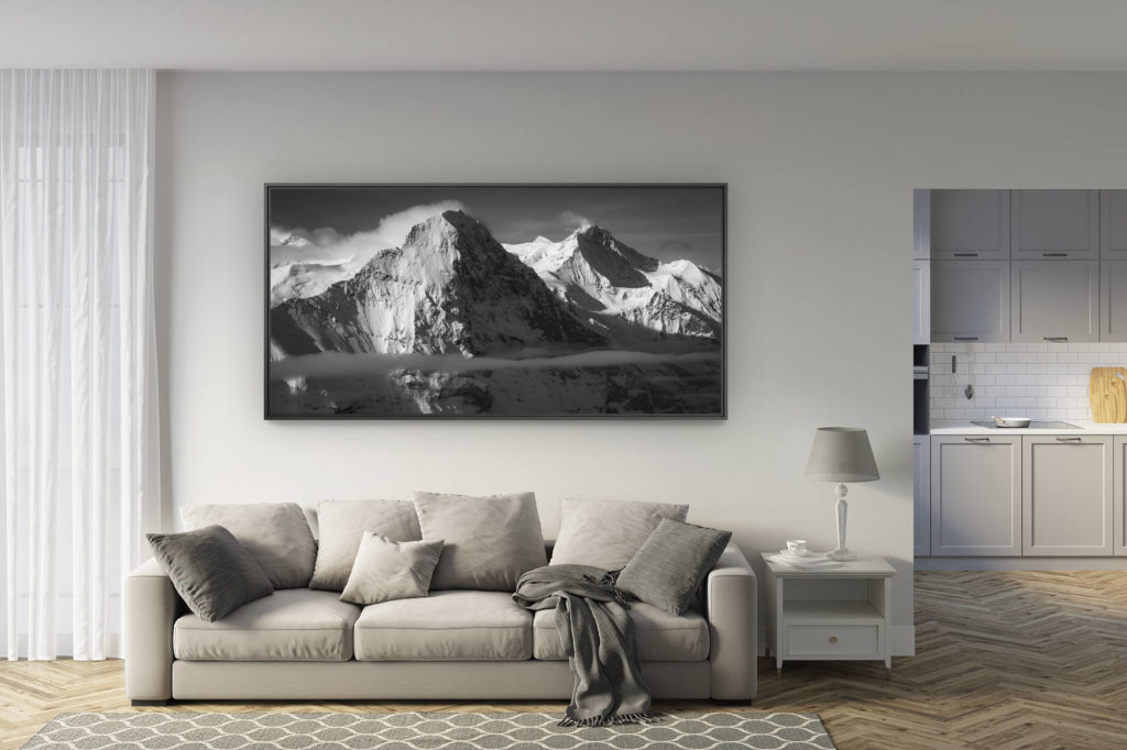 déco salon rénové - tendance photo montagne grand format - Eiger - Jungfrau - Grindelwald - Panorama d'un sommet de montagne noir et blanc en Suisse