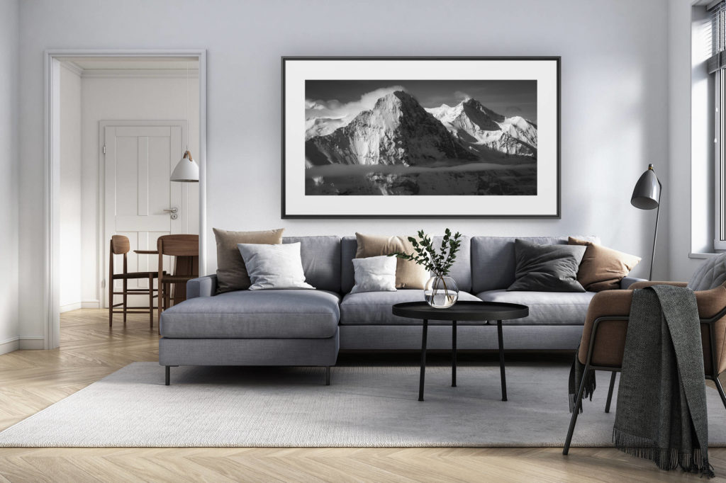 décoration intérieur salon rénové suisse - photo alpes panoramique grand format - Eiger - Jungfrau - Grindelwald - Panorama d'un sommet de montagne noir et blanc en Suisse