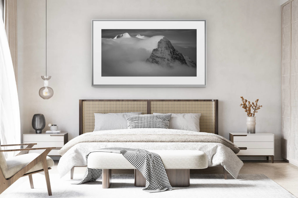 deco Zimmer renoviertes Schweizer Chalet - Panorama Bergfoto im Grossformat - Eiger - Monch - Jungfrau - Bergmassiv der Alpenspitzen in schwarz-weiss - Mittellegi-Haltestelle im Dunst