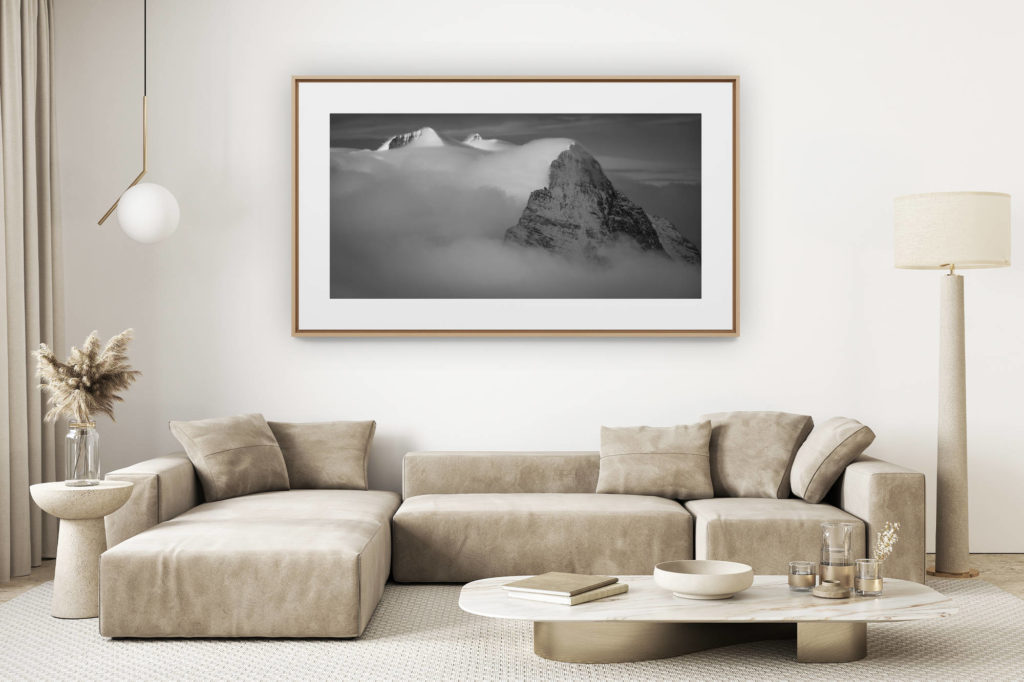 décoration salon clair rénové - photo montagne grand format - Eiger - Monch - Jungfrau - massif montagneux des somemts des Alpes en noir et blanc - arrête Mittellegi dans la brume