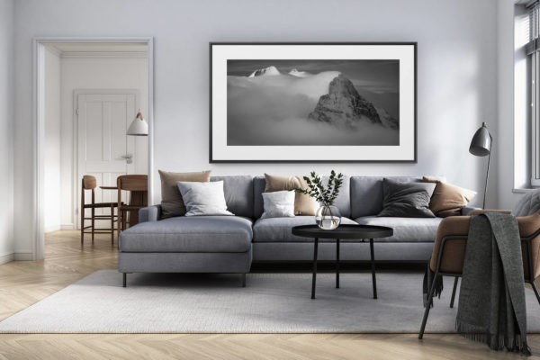 décoration intérieur salon rénové suisse - photo alpes panoramique grand format - Eiger - Monch - Jungfrau - massif montagneux des somemts des Alpes en noir et blanc - arrête Mittellegi dans la brume