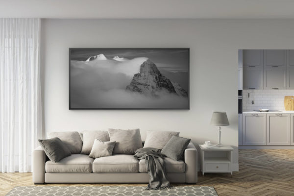 déco salon rénové - tendance photo montagne grand format - Eiger - Monch - Jungfrau - massif montagneux des somemts des Alpes en noir et blanc - arrête Mittellegi dans la brume