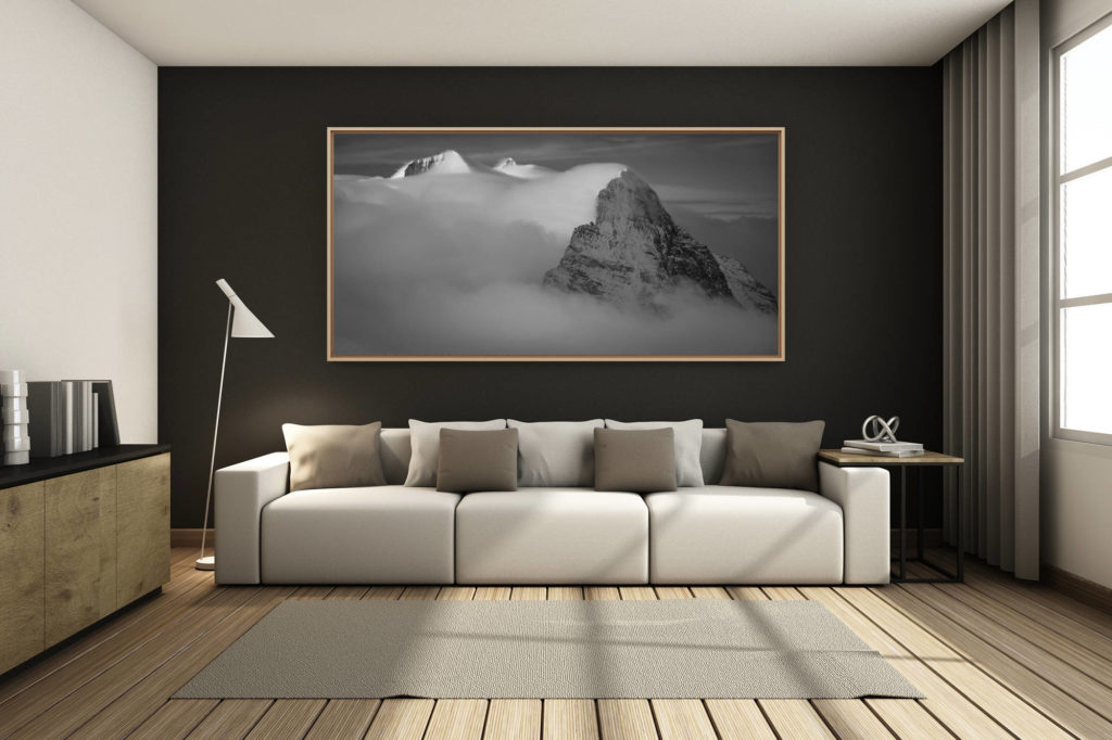 déco salon chalet rénové de montagne - photo montagne grand format -  - Eiger - Monch - Jungfrau - massif montagneux des somemts des Alpes en noir et blanc - arrête Mittellegi dans la brume