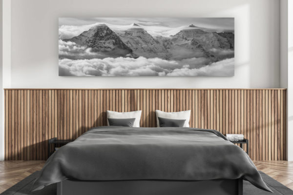Wanddekoration modernes Erwachsenenzimmer - Interieur Schweizer Chalet - Foto Berge im Grossformat Schweizer Alpen - Eiger - Monch - Jungfrau - Wolkenmeer über den Alpengipfeln und dem Berner Bergmassiv in der Schweiz