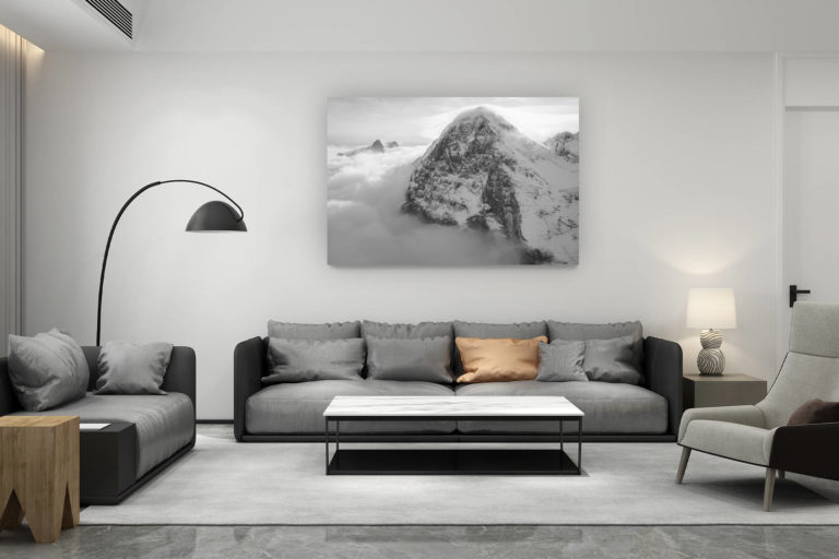 décoration salon contemporain suisse - cadeau amoureux de montagne suisse - Eiger Grindelwald - image montagne enneigée en noir et blanc - Photo montagne dans la brume