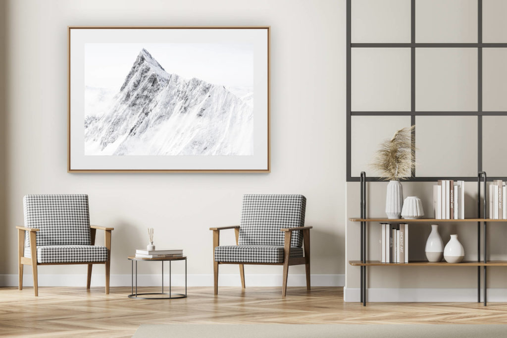 décoration intérieur moderne avec photo de montagne noir et blanc grand format - Sommet des Alpes Bernoises et de la roche en montagne sous la neige - Finsteraarhorn