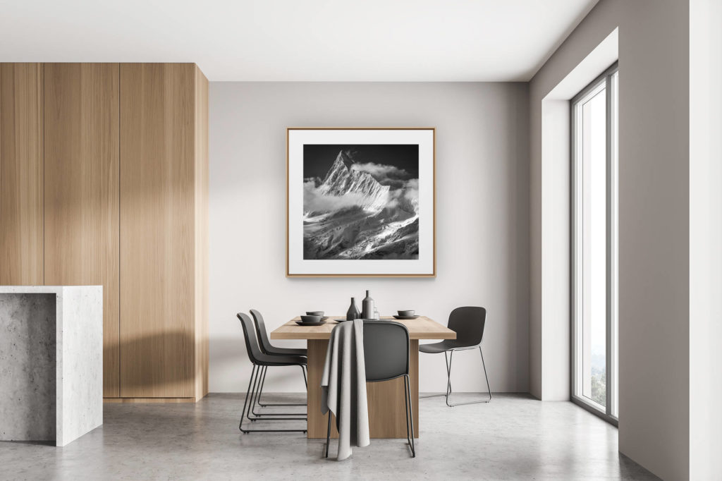 décoration moderne cuisine rénovée chalet suisse - photo de montagne - Finsteraarhorn - Image noir et blanc d'un glacier de montagne dans les Alpes Bernoises en Suisse