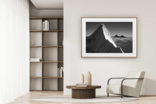 déco tendance salon moderne - photo montagne noir et blanc grand format - photo finsteraarhorn alpes bernoises - mer de nuages - montagne enneigée noir et blanc - paysage suisse haute montagne