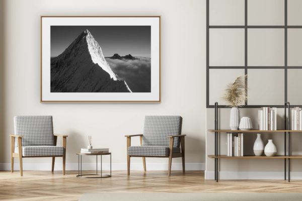 décoration intérieur moderne avec photo de montagne noir et blanc grand format - photo finsteraarhorn alpes bernoises - mer de nuages - montagne enneigée noir et blanc - paysage suisse haute montagne