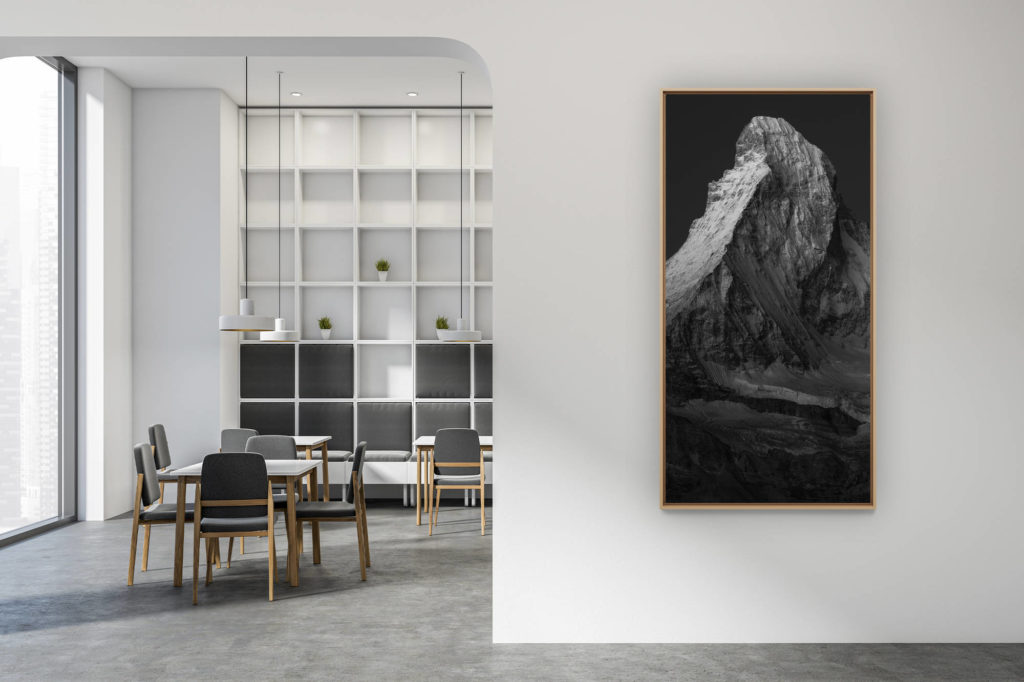 décoration intérieur moderne contemporain - photo de montagne grand format vertical - Mont Cervin Matterhorn - Image de paysage de montagne rocheuse et enneigée en noir et blanc dans les Alpes de Suisse - Vertical montagne