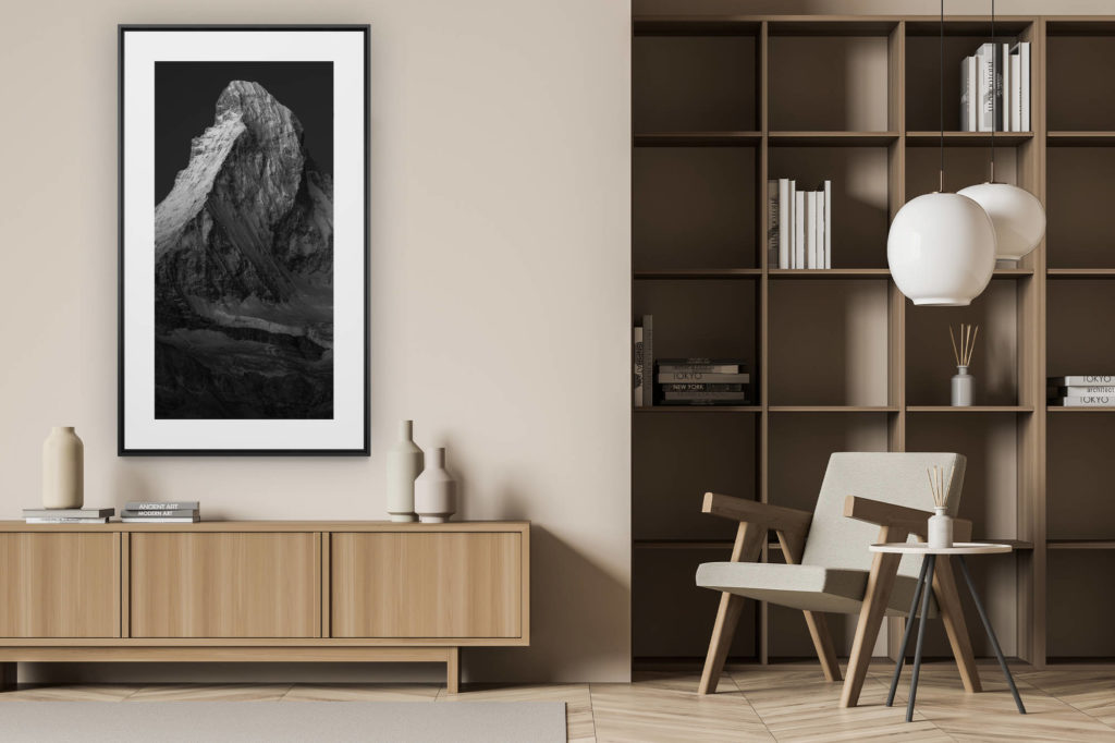 vertikale Wanddekoration in modernem Holzinterieur - Bergfoto schwarz-weiß - The Matterhorn Matterhorn - Bild einer felsigen und schneebedeckten Berglandschaft in den Schweizer Alpen in schwarz-weiß - Vertikaler Berg