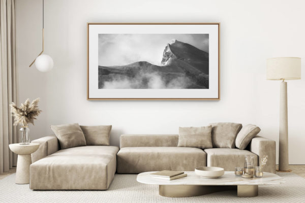 décoration salon clair rénové - photo montagne grand format - Grand Combin - photo hd montagne des sommets des Alpes en noir et blanc avec mer de nuage brumeuse après une tempête de neige