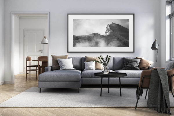 décoration intérieur salon rénové suisse - photo alpes panoramique grand format - Grand Combin - photo hd montagne des sommets des Alpes en noir et blanc avec mer de nuage brumeuse après une tempête de neige