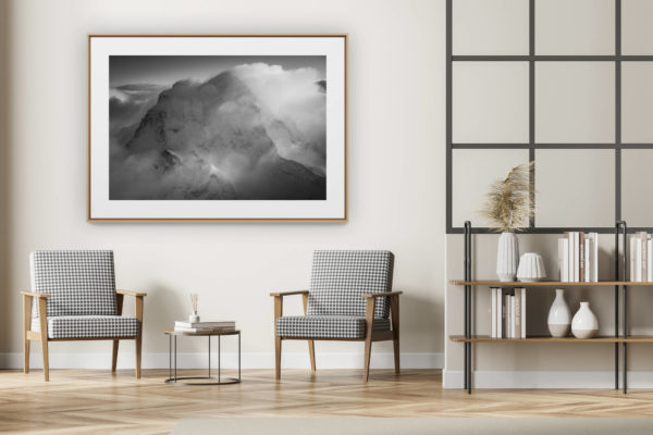 décoration intérieur moderne avec photo de montagne noir et blanc grand format - Mer de nuage sur les sommets enneigés noir et blanc du Grand Combin des montagnes des Alpes Suisses de Verbier