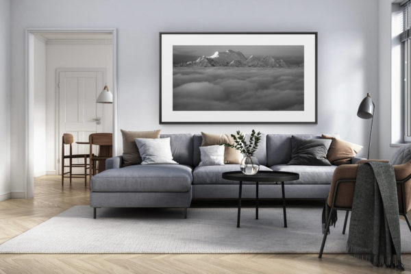 décoration intérieur salon rénové suisse - photo alpes panoramique grand format - panorama de montagne noir et blanc du Grand Combin - sommet de montagne