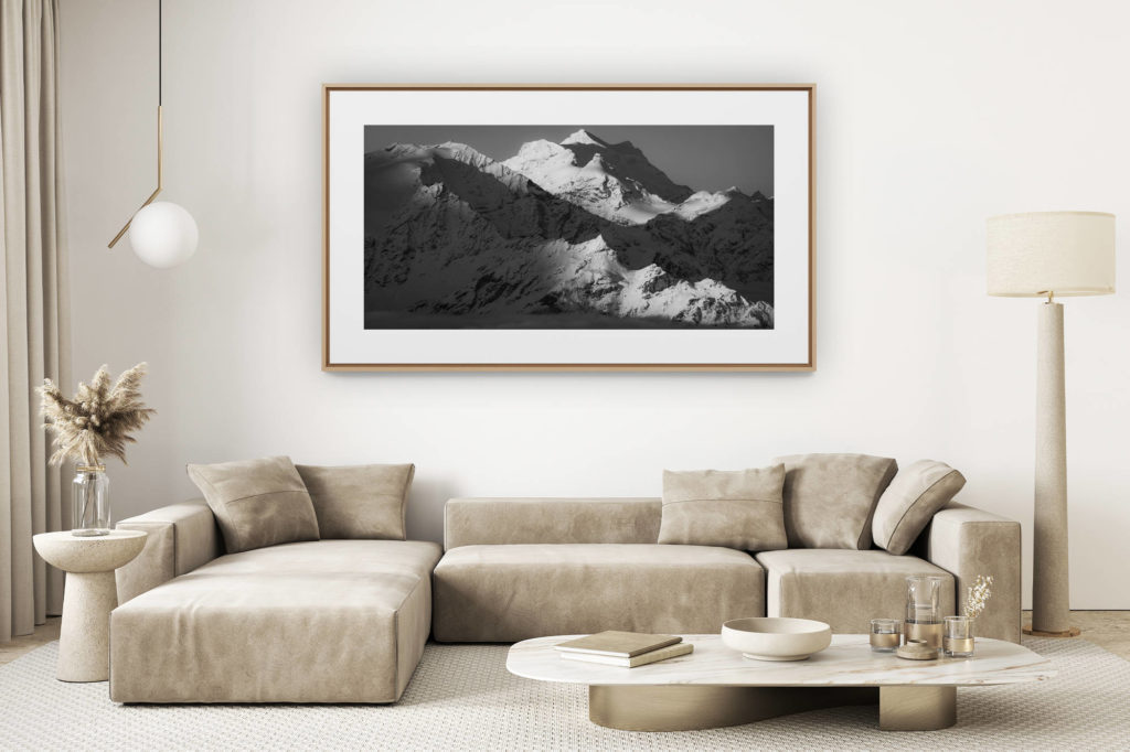 Dekoration renoviertes helles Wohnzimmer - Bergfoto im Großformat - Grand Combin - Alpengipfel in Schwarzweiß