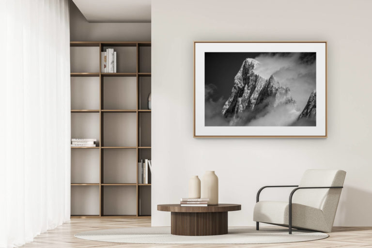 déco tendance salon moderne - photo montagne noir et blanc grand format - photo grandes jorasses - traversée des grandes jorasses en image - montagne en hiver enneigée - montagne célèbre de Chamonix - météo à chamonix nuageuse