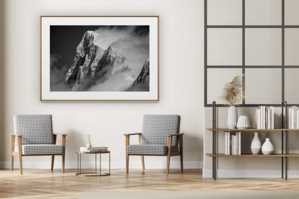 décoration intérieur moderne avec photo de montagne noir et blanc grand format - photo grandes jorasses - traversée des grandes jorasses en image - montagne en hiver enneigée - montagne célèbre de Chamonix - météo à chamonix nuageuse