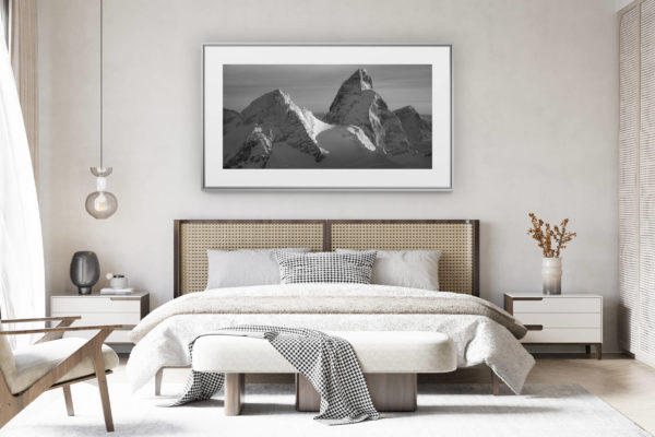déco chambre chalet suisse rénové - photo panoramique montagne grand format - Vue panoramique d'un paysage de montagne suisse en noir et blanc Hérens - Cervin - Strahlhorn sous le soleil
