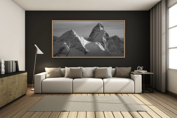 déco salon chalet rénové de montagne - photo montagne grand format -  - Vue panoramique d'un paysage de montagne suisse en noir et blanc Hérens - Cervin - Strahlhorn sous le soleil