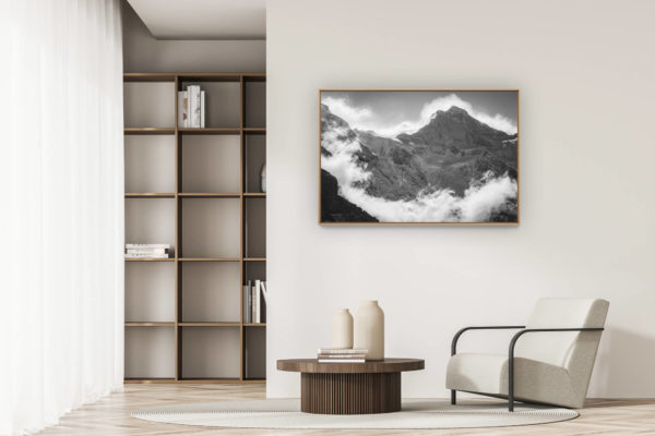 moderne Wohnungsdekoration - art deco design - Jungfrau - schwarz-weißes Bergmassiv - Berg im Nebel unter der Sonne der Berner Alpen in der Schweiz
