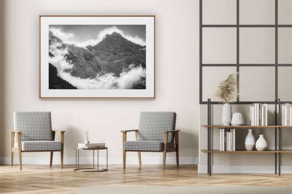 décoration intérieur moderne avec photo de montagne noir et blanc grand format - Jungfrau - massif montagneux noir et blanc - Montagne dans la brume sous le soleil des Alpes Bernoises en Suisse