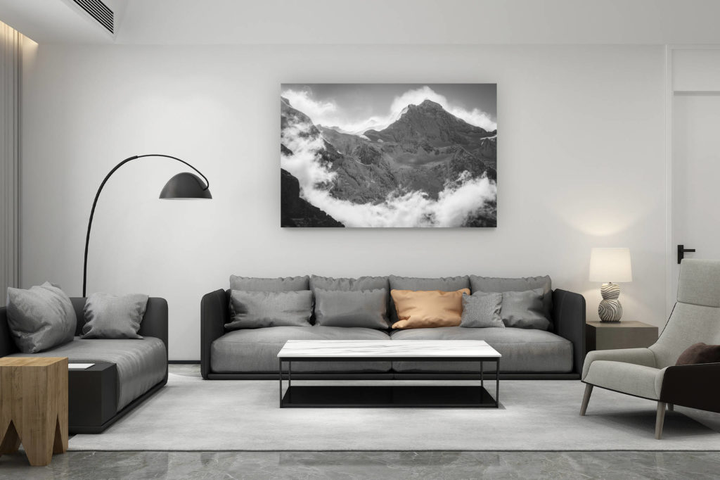 décoration salon contemporain suisse - cadeau amoureux de montagne suisse - Jungfrau - massif montagneux noir et blanc - Montagne dans la brume sous le soleil des Alpes Bernoises en Suisse