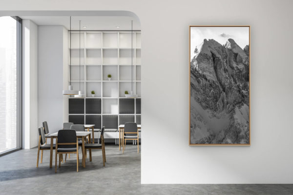 décoration intérieur moderne contemporain - photo de montagne grand format vertical - Photo haute montagne et sommets des Alpes - La Forteresse - La Cathédrale - Mont Blanc dans la brune et nuages
