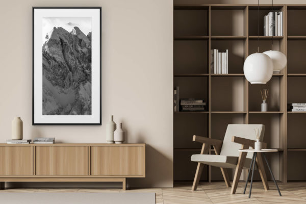 décoration murale verticale dans intérieur moderne bois - photo montagne noir et blanc - Photo haute montagne et sommets des Alpes - La Forteresse - La Cathédrale - Mont Blanc dans la brune et nuages