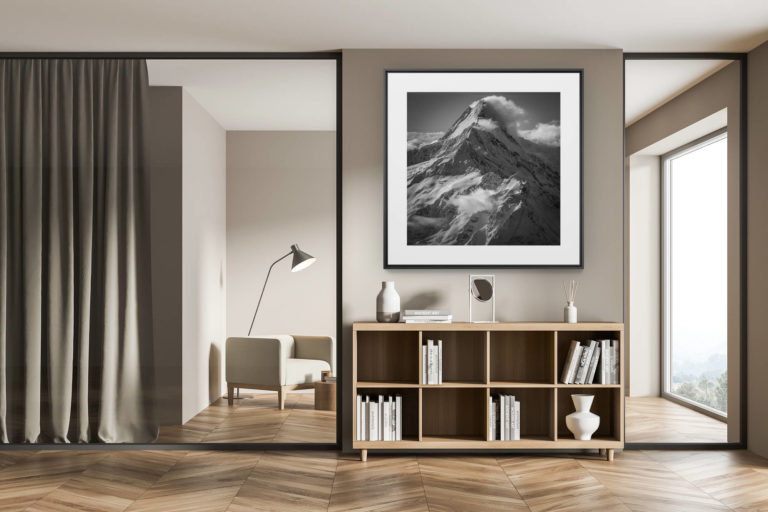 décoration chalet exclusif - tirage photo grand format - Schreckhorn - Lauteraarhorn - Sommet de montagne noir et blanc - Grindelwald  dans les nuages au soleil après une tempête