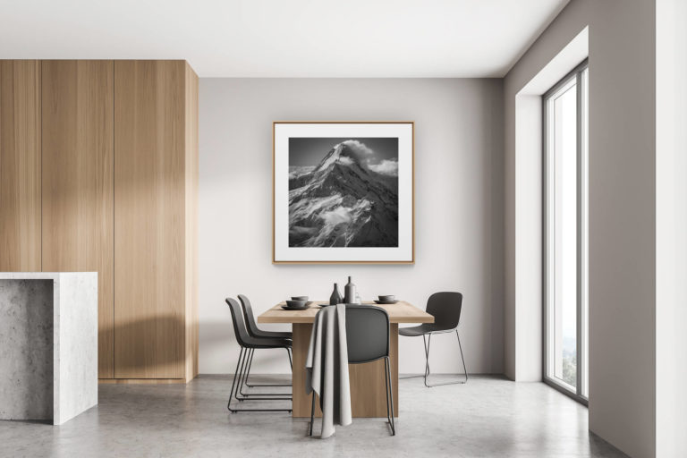 décoration moderne cuisine rénovée chalet suisse - photo de montagne - Schreckhorn - Lauteraarhorn - Sommet de montagne noir et blanc - Grindelwald  dans les nuages au soleil après une tempête