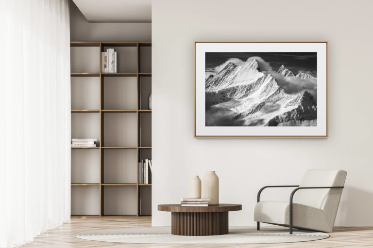 déco tendance salon moderne - photo montagne noir et blanc grand format - Sommet des montagnes des Alpes Bernoises noire te blanc -  Rayon du soleil en altitude dans les nuages après une tempête - Lauteraarhorn - Schreckhorn - Finsteraarhorn