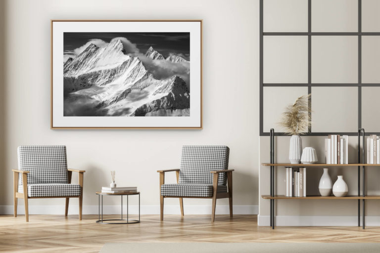 décoration intérieur moderne avec photo de montagne noir et blanc grand format - Sommet des montagnes des Alpes Bernoises noire te blanc -  Rayon du soleil en altitude dans les nuages après une tempête - Lauteraarhorn - Schreckhorn - Finsteraarhorn