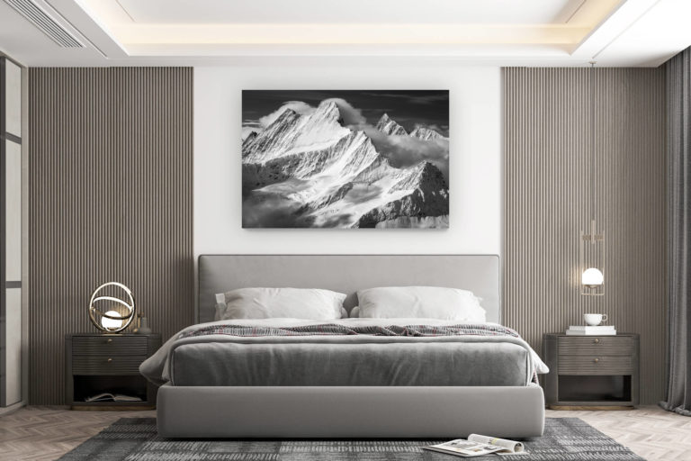 décoration murale chambre design - achat photo de montagne grand format - Sommet des montagnes des Alpes Bernoises noire te blanc -  Rayon du soleil en altitude dans les nuages après une tempête - Lauteraarhorn - Schreckhorn - Finsteraarhorn