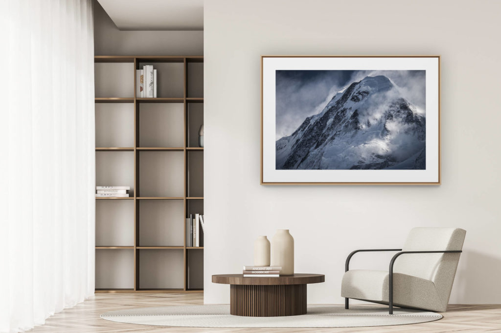 déco tendance salon moderne - photo montagne noir et blanc grand format - Sommet du Lyskamm dans une mer de nuage - Image de montagne rocheuse enneigée en hiver dans les Alpes Valaisannes à Zermatt