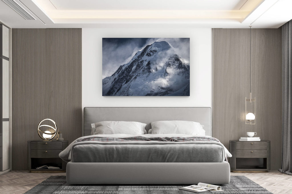 Wanddekoration Zimmer Design - Kauf eines großformatigen Bergfotos - Gipfel des Lyskamm in einem Wolkenmeer - Bild eines schneebedeckten felsigen Berges im Winter in den Walliser Alpen in Zermatt