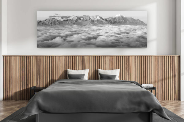 décoration murale chambre adulte moderne - intérieur chalet suisse - photo montagnes grand format alpes suisses - vue panoramique mont blanc en noir et blanc au dessus d'une mer de nuage - tirage photo montagne noir et blanc et encadrement professionnel
