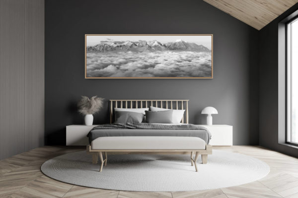 décoration chambre adulte moderne dans petit chalet suisse- photo montagne grand format - vue panoramique mont blanc en noir et blanc au dessus d'une mer de nuage - tirage photo montagne noir et blanc et encadrement professionnel