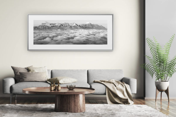 tableau montagne grand format - décoration murale salon moderne - vue panoramique mont blanc en noir et blanc au dessus d'une mer de nuage - tirage photo montagne noir et blanc et encadrement professionnel
