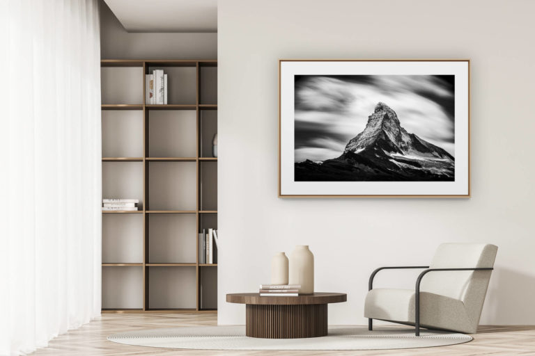 déco tendance salon moderne - photo montagne noir et blanc grand format - Belle photo de montagne en noir et blanc - Image du MatterHorn mont Cervin dans une pluie de nuage tournoyants